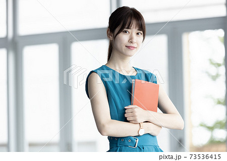 手帳を持つ若い女性 手帳を持つ若い女性 73536415