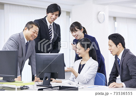 ビジネス 同僚と話すビジネスウーマン ビジネス 同僚と話すビジネスウーマン 73536555