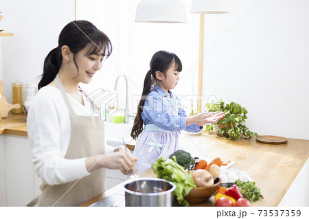 キッチンで料理をする親子 73537359