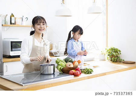キッチンで料理をする親子 73537365