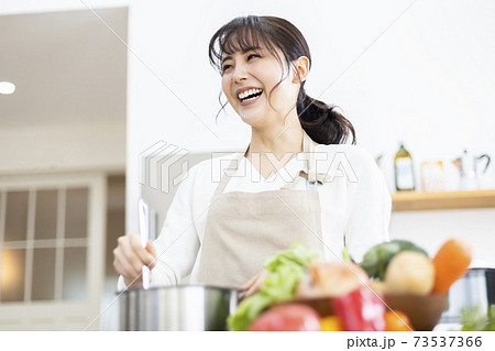 料理を作る女性 73537366