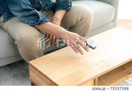 パルスオキシメータを使用する男性 73537388
