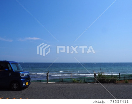 青い海と青い空と青い車 73537411