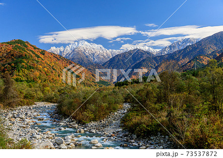 富山・伊折橋からの紅葉の剱岳 富山・伊折橋からの紅葉の剱岳 73537872