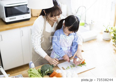 はじめて包丁で野菜を切る娘 はじめて包丁で野菜を切る娘 73538244