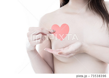 女性ならではの病気 メンタル 気持ち 悩み 診断 胸部 ハートを持つ女性の写真素材