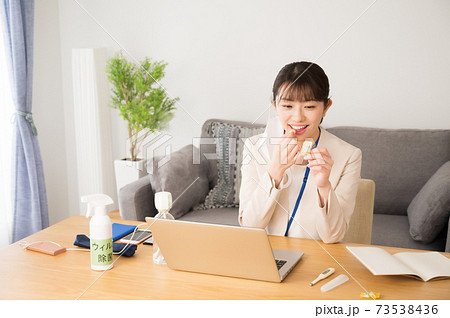 仕事中にのど飴を食べる女性 仕事中にのど飴を食べる女性 73538436