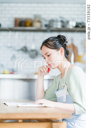 家計簿と主婦 73539192