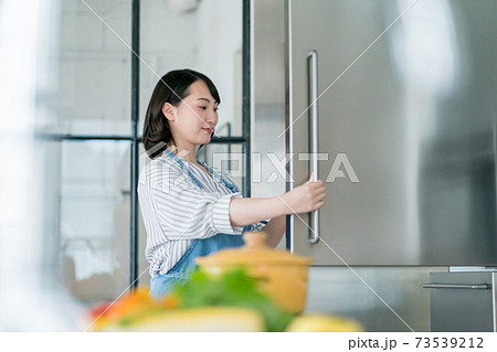 冷蔵庫と主婦 冷蔵庫と主婦 73539212