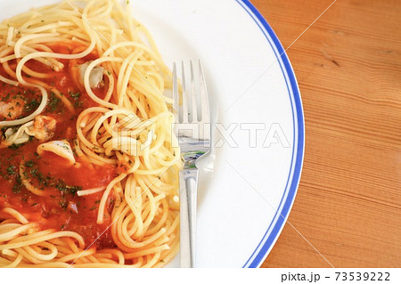 ペスカトーレのスパゲッティとフォーク家庭の昼食ランチ魚介類 73539222