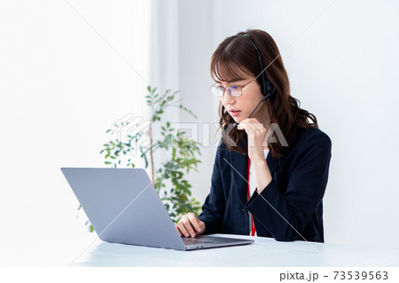 オペレーターの女性 73539563