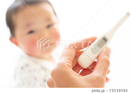 赤ちゃんと体温計 73539593