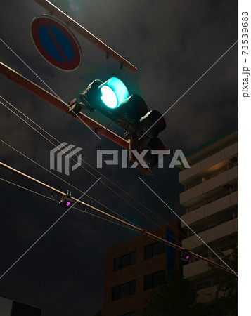 日本の夜の青信号 73539683