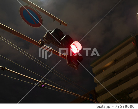 日本の夜の赤信号 73539686