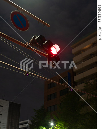 夜空と信号機 日本の夜の赤信号の写真素材 [73539691] - PIXTA