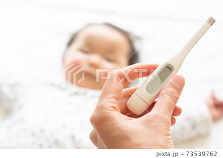 赤ちゃんと体温計 赤ちゃんと体温計 73539762