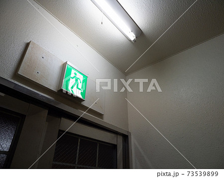 緑色の非常口の看板 73539899