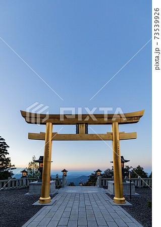 静岡県　浜松市　秋葉神社　金の鳥居 73539926