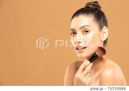 Beauty asian woman hold make up brush  and cheerful with make up brush Beauty asian woman hold make up brush  and cheerful with make up brush 73539988