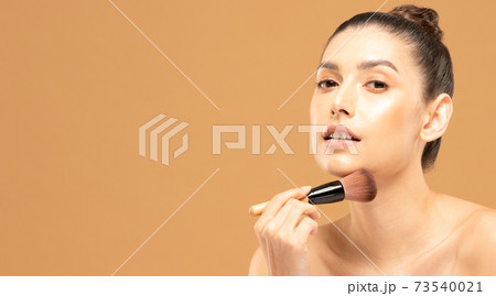 Beauty asian woman hold make up brush  and cheerful with make up brush Beauty asian woman hold make up brush  and cheerful with make up brush 73540021
