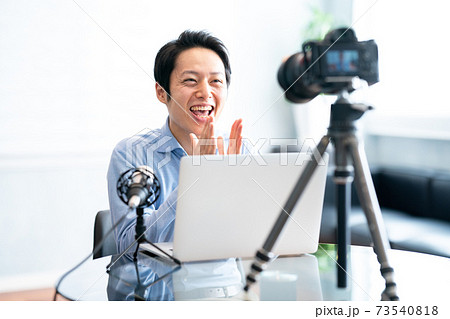 動画撮影をするユーチューバーの男性 動画撮影をするユーチューバーの男性 73540818