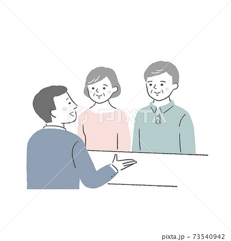 窓口の男性とシニア夫婦 73540942