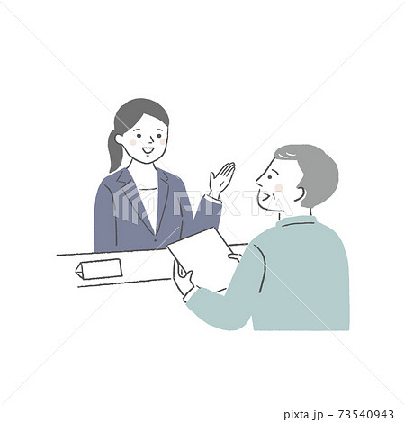 窓口の女性とシニア男性 73540943