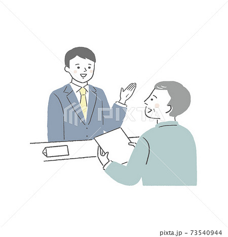 窓口の男性とシニア男性 73540944