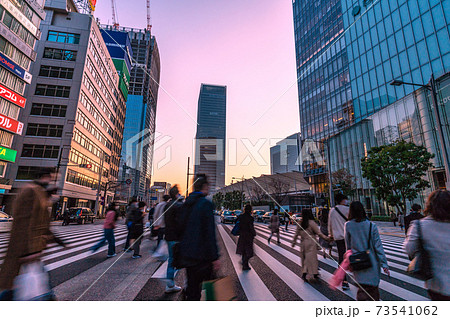 日本の東京都市景観 緊急事態宣言下。マスク姿の人たちや東京駅八重洲口再開発などを望む=1月16日 日本の東京都市景観 緊急事態宣言下。マスク姿の人たちや東京駅八重洲口再開発などを望む=1月16日 73541062