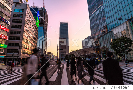 日本の東京都市景観　緊急事態宣言下。マスク姿の人たちや東京駅八重洲口再開発などを望む＝1月16日 73541064