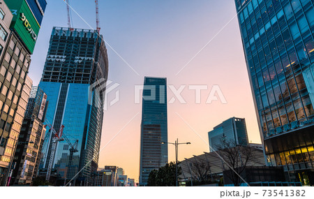 日本の東京都市景観　夕焼けに映える東京駅八重洲口再開発などを望む 73541382