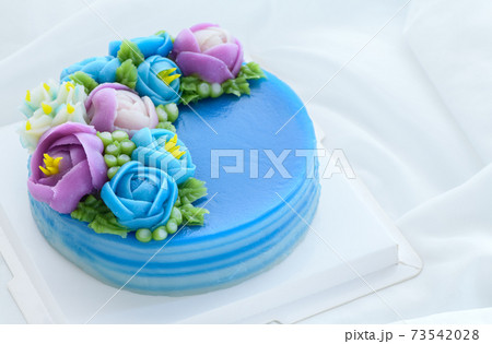 Minimal cake made from pandan Layer Sweet Cake and decorated wite cute flowers. Thai Dessert 73542028