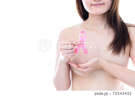裸でピンクリボンを持つ女性 乳がん検診 早期発見 推奨 オススメ イメージ 裸でピンクリボンを持つ女性 乳がん検診 早期発見 推奨 オススメ イメージ 73543432