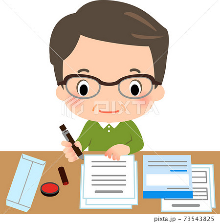 書類に記入する中年男性 73543825