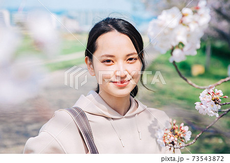 桜と若い女性 73543872