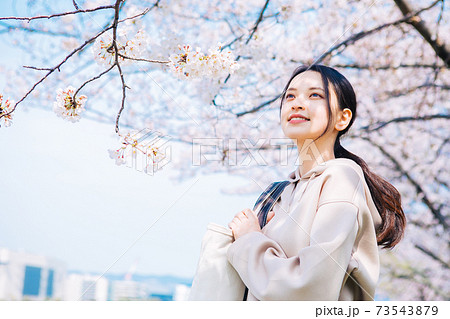 桜と若い女性 73543879