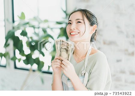 主婦と札束 73543922