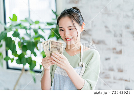 主婦と札束 73543925