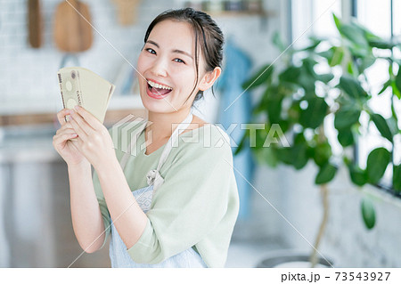 主婦と札束 73543927