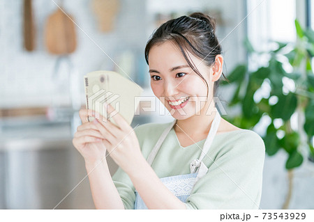 主婦と札束 73543929