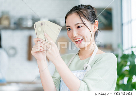 主婦と札束 73543932