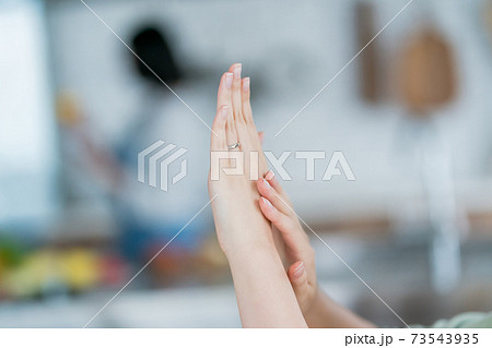結婚指輪と主婦 73543935