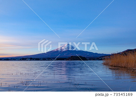 夜明けの富士山 山梨県富士河口湖町河口湖にて 夜明けの富士山 山梨県富士河口湖町河口湖にて 73545169