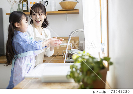 食事の準備をする前に手洗いをする親子 73545280