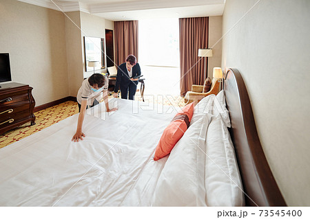 Making bed under managers control 73545400