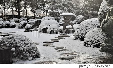 幽玄美の雪の庭。 73545787