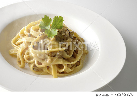 三つ葉が乗っている熱々トリュフクリームの平打ちパスタを白背景で撮影 三つ葉が乗っている熱々トリュフクリームの平打ちパスタを白背景で撮影 73545876