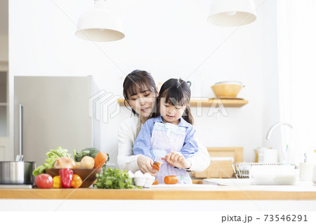 はじめて包丁で野菜を切る娘 73546291
