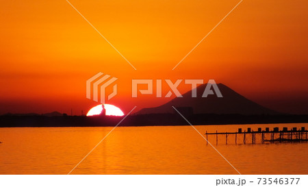 茨城県行方市霞ヶ浦の夕暮れに現れた富士山と遠く離れた場所の牛久の大仏のちょっと不思議なコラボ 茨城県行方市霞ヶ浦の夕暮れに現れた富士山と遠く離れた場所の牛久の大仏のちょっと不思議なコラボ 73546377