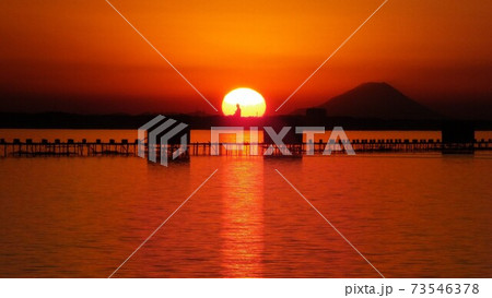 茨城県行方市霞ヶ浦の夕暮れに現れた富士山と遠く離れた場所の牛久の大仏のちょっと不思議なコラボ 73546378